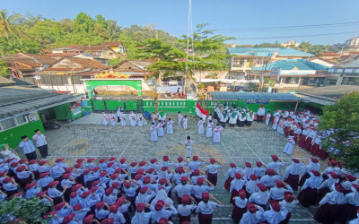 MIN 9 Bandar Lampung Teguhkan Nilai Cinta Tanah Air Melalui Upacara Bendera