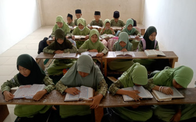 Kegiatan keagamaan: Siswa MIN 9 Bandar Lampung melaksanakan muraja'ah hafalan juz 30
